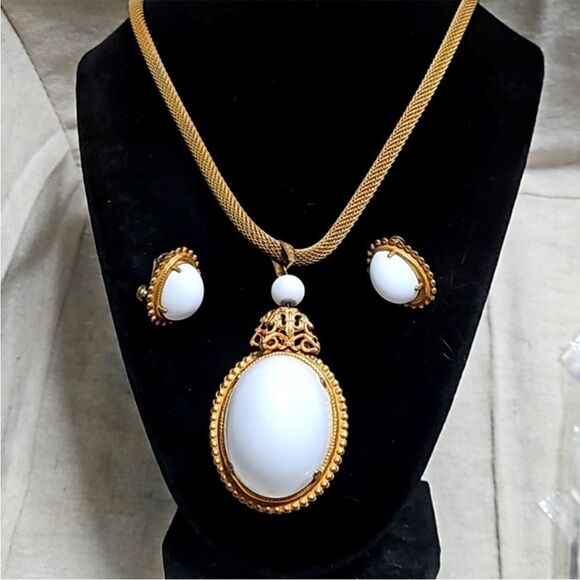Vintage‎ Miriam Haskell Imperial Egg Milk Glass Necklace Earring Set - Picture 1 of 12